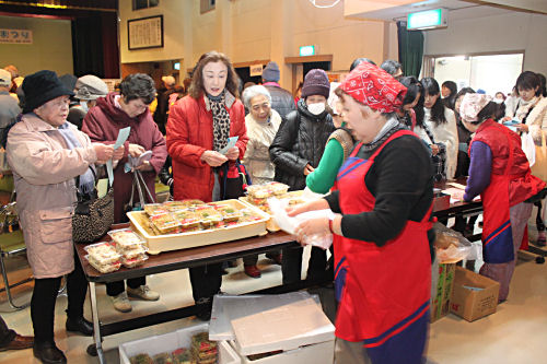 女性部手づくりの五目御飯や焼きそばは大人気