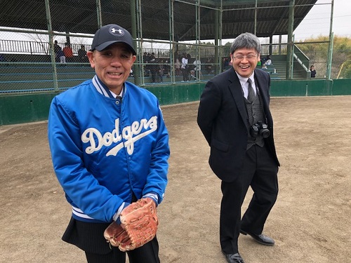 ドジャースジャンパーを着て始球式の山口署長さん