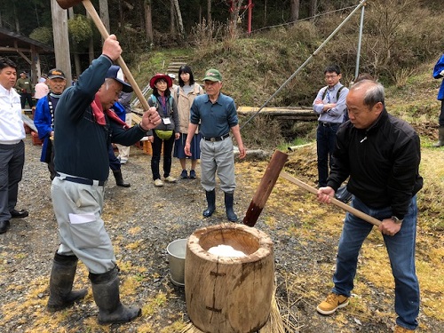 地元民とオーナーさんとの餅つき