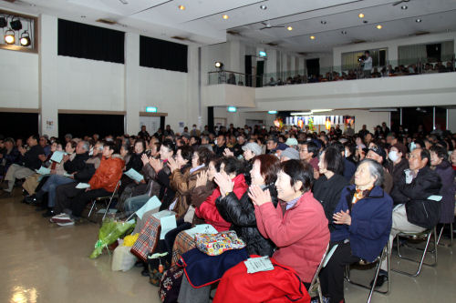 会場は６００人近い方でいっぱいでした