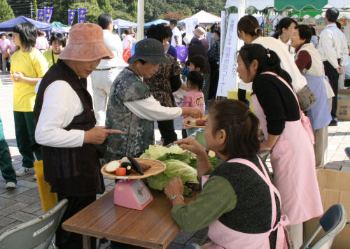 食の大切さをＰＲ中の食生活改善推進員さん