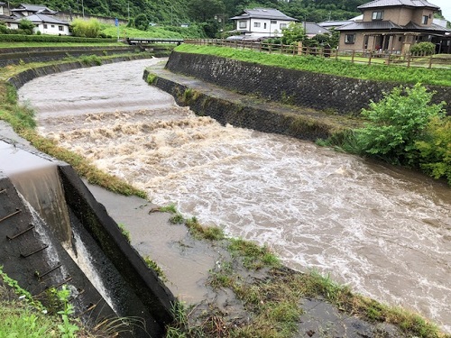 逆川の濁流