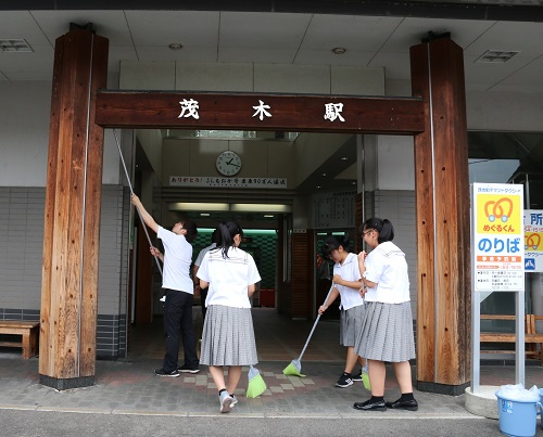 協力してきれいな駅舎に