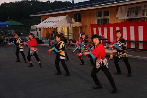 カラオケや踊りも披露