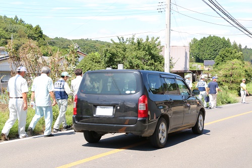 歩行者の真横を自動車が通っていくような状況だ