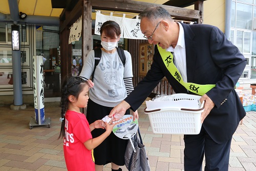 交通事故0を祈ってドーナツの配布もさせていただいた