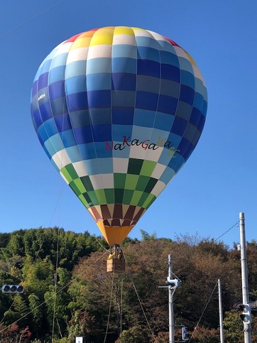 秋空に舞い上がるバルーン