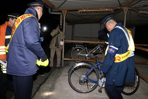 自転車の施錠確認