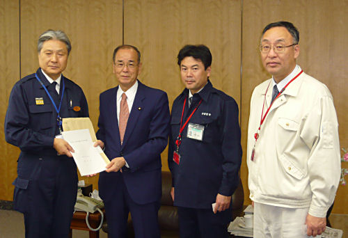 福田知事（左端）、佐藤市長（私の隣）と一緒に要望してきました