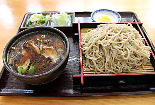 きのこがたくさん入ったつけ汁がそばとよく合います