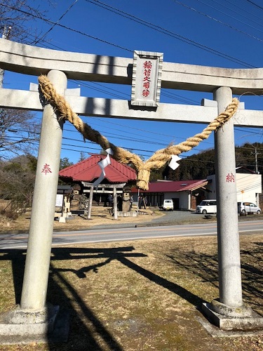 建物も彫刻も鳥居も立派だ