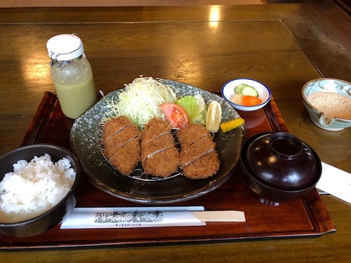 これが養気亭のヒレカツ定食