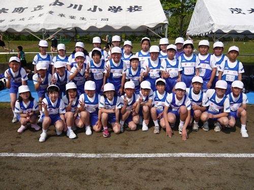 さわやかな青色のユニホームは中川小学校の皆さんです。