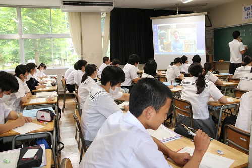 真剣に聞き入る生徒たち