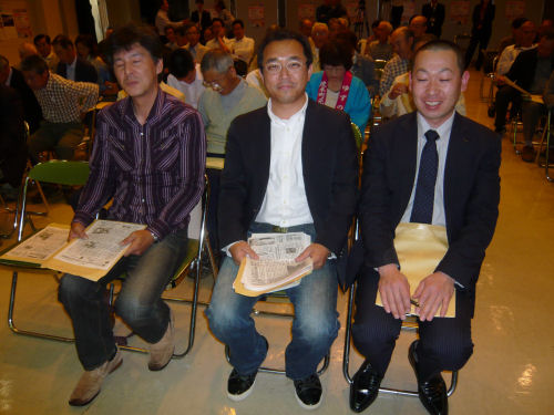 活動発表をした塩澤さんと関根さん、高林さんです