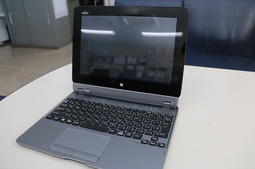 タブレット(キーボード付き)【写真はイメージです】