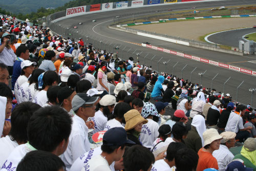 太陽のもとレース観戦は最高です