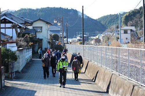 起点の茂木駅付近を進む