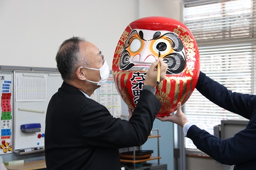 今年はひっそり「ダルマの目入れ式」