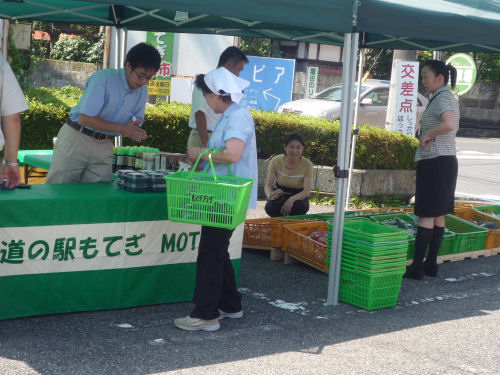 少しずつお客さまも増えてきました。