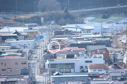 逆川の上空を飛行して城山公園へ