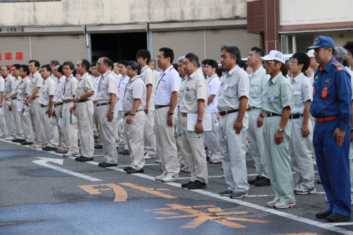 参加者庁舎前に集合