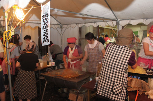 皆さんが心を込めて焼きそばを作ってくれました！