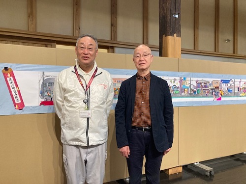 作者の鶴丸光世さん(右)と作品の前で