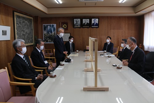 退任のあいさつをする涌井さん