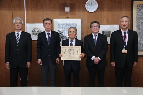左から島﨑委員、阿島委員、涌井さん、仲里栃木行政監視行政相談センター所長、古口町長