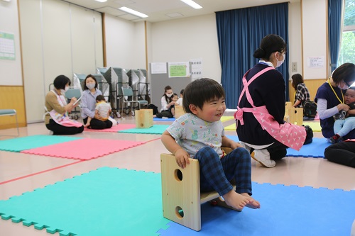 さっそく座ってお気に入り?