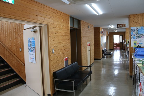 役場内の廊下の壁も木質化