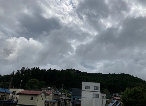 毎日、雨や曇りの日ばかり（町長室から小倉山と曇天の空）