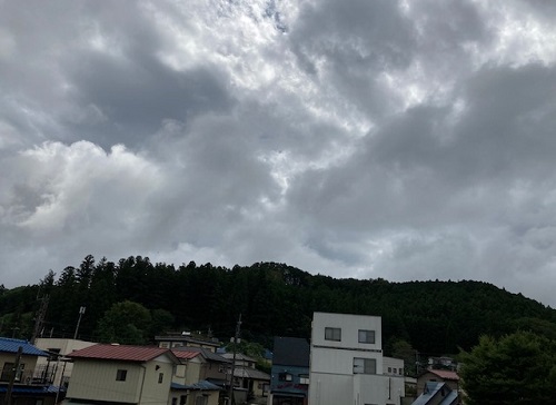 毎日、雨や曇りの日ばかり(町長室から小倉山と曇天の空)
