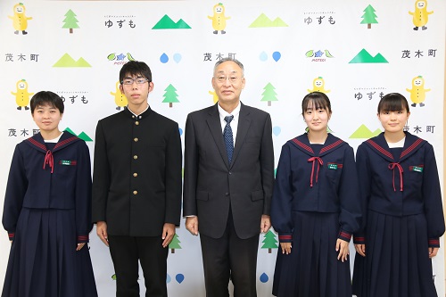 (左から)近澤さん・秋山さん・古口町長・富田さん・篠田さん