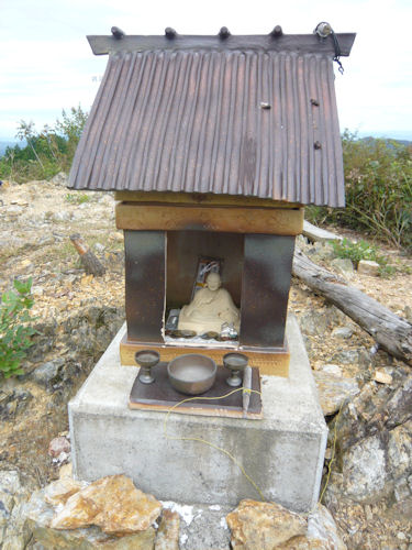 これは、鶏足山の山頂にあるほこらです