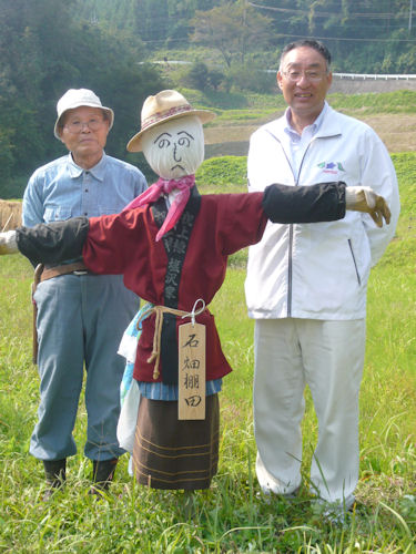 棚田を見守る、入郷棚田保全協議会の矢野さんとカカシ