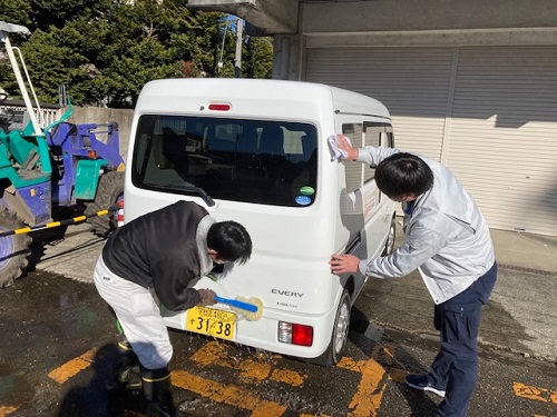 一年お世話になった公用車を心を込めて洗車