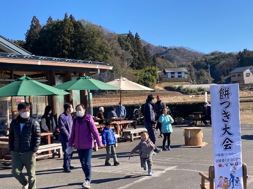 お客様でにぎわういい里さかがわ館