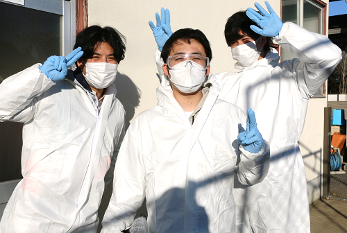 防護服をまとったフィッシャーズの3人