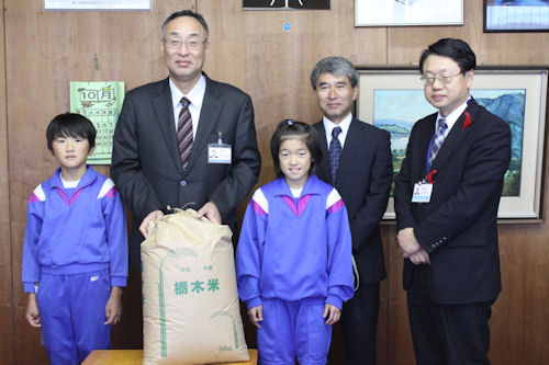 中川小学校の代表児童がお米を届けてくれました