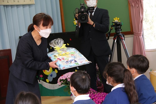 先生から子どもたちへプレゼント