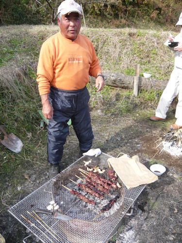 イノシシの肉を焼く武ちゃん