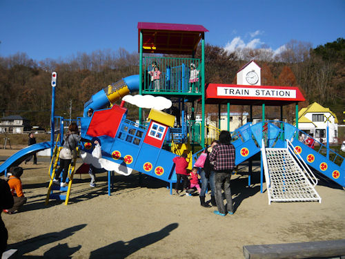 道の駅に新たに設置された遊具「TRAIN STATION」です
