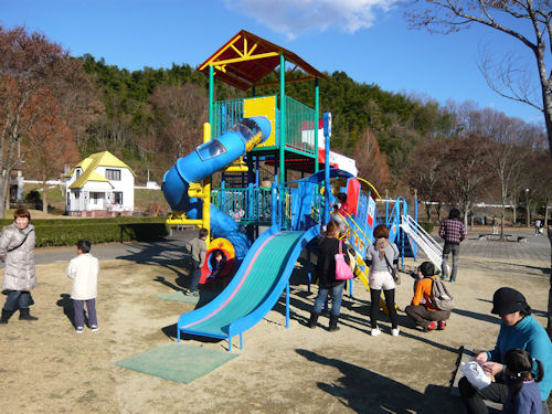 新しい遊具は子どもたちに大人気!