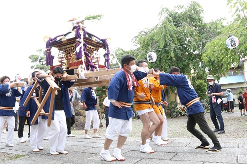 御神輿を担いだのは神社の境内だけ