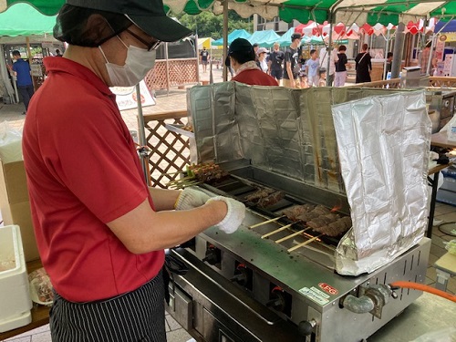 焼くのが間に合わないほど人気の牛串焼き