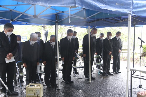 雨の中での戦没軍人軍属追悼式