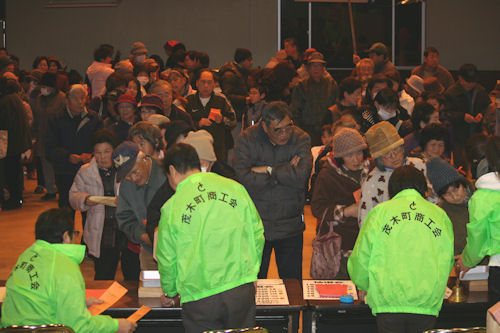 抽選会にはこんなにたくさんの人が!