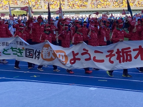 力強く行進する栃木県選手団